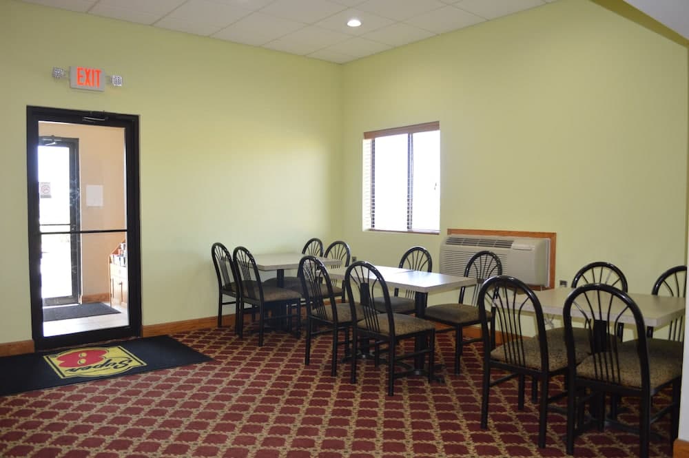 Red Roof Inn Ames property views in Ames, IA — gallery photo 3