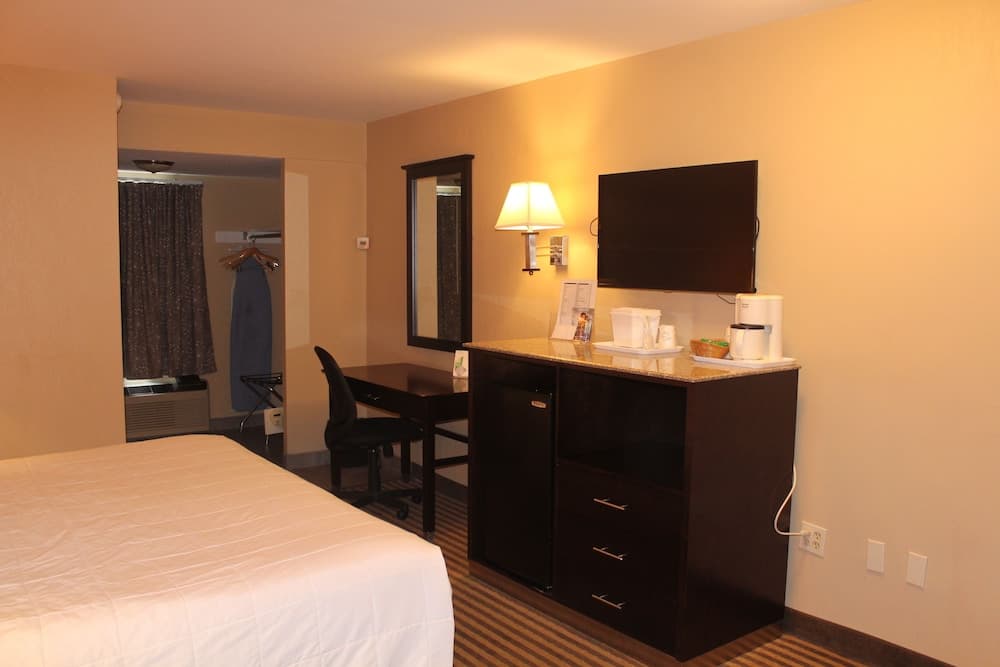 Travelodge by Wyndham Bellmawr interior in Bellmawr, NJ — gallery photo 2