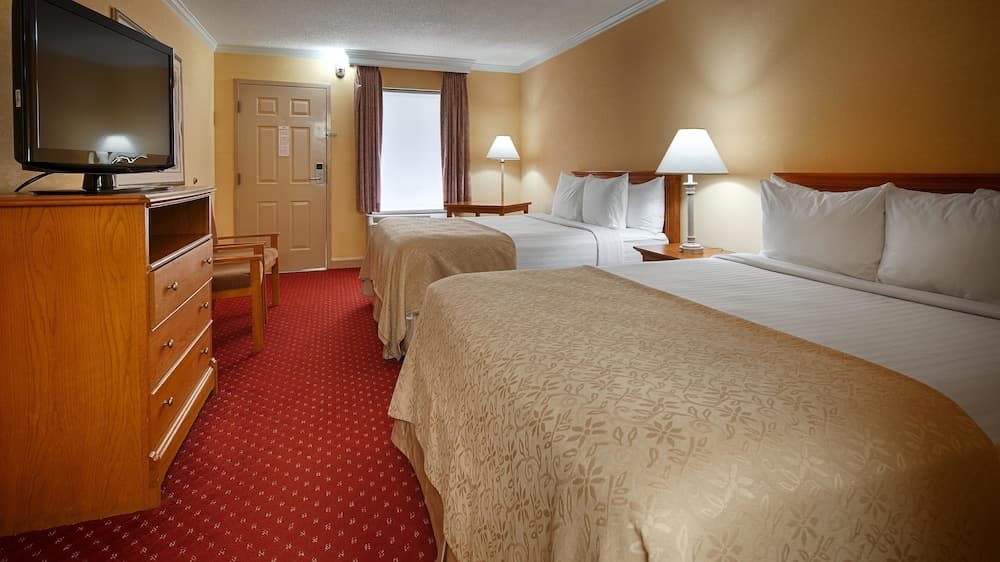 Bryson Inn interior in Mount Airy, NC — gallery photo 2