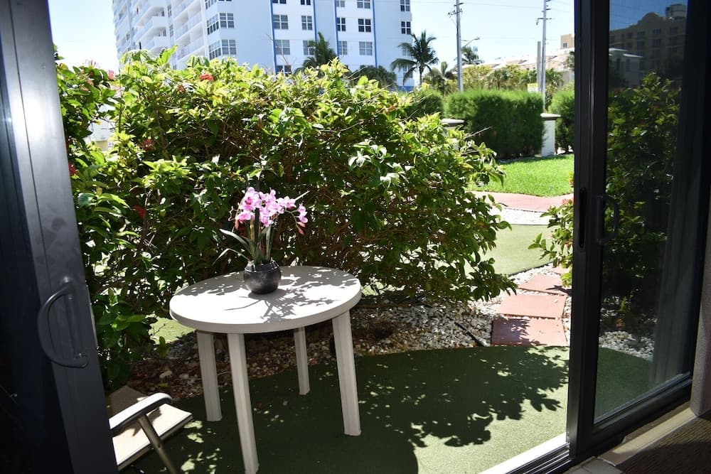 Oceans 735 featured exterior or lobby in Deerfield Beach, FL — similar hotel