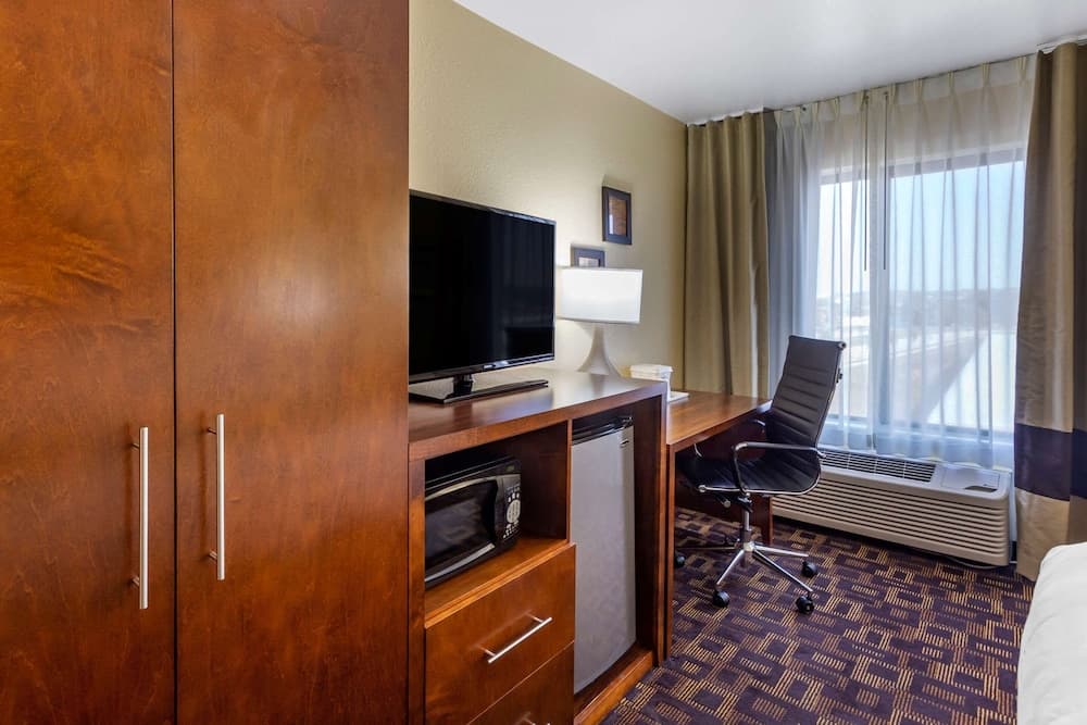Comfort Inn & Suites North Aurora - Naperville property views in North Aurora, IL — gallery photo 3