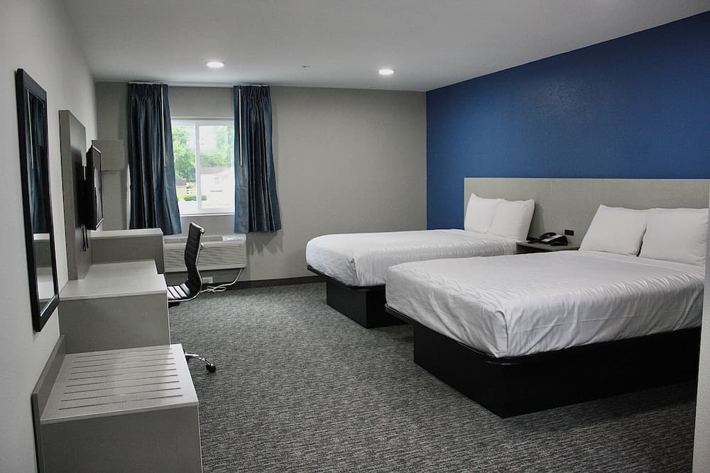 Hummingbird Hotel interior in Goodlettsville, TN — gallery photo 2