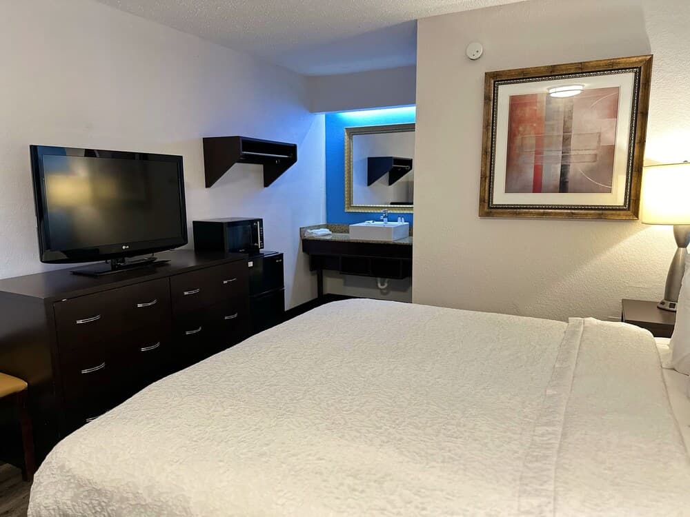 American Inn and Suites Bishop gallery photo in Flint, MI — image 11