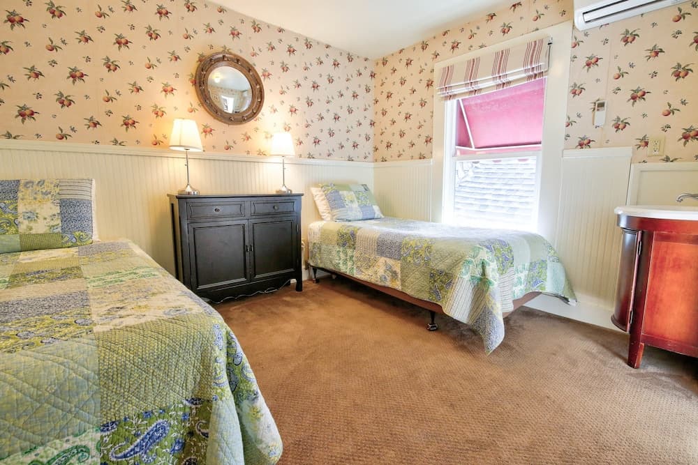 Hotel Charlotte property views in Groveland, CA — gallery photo 3