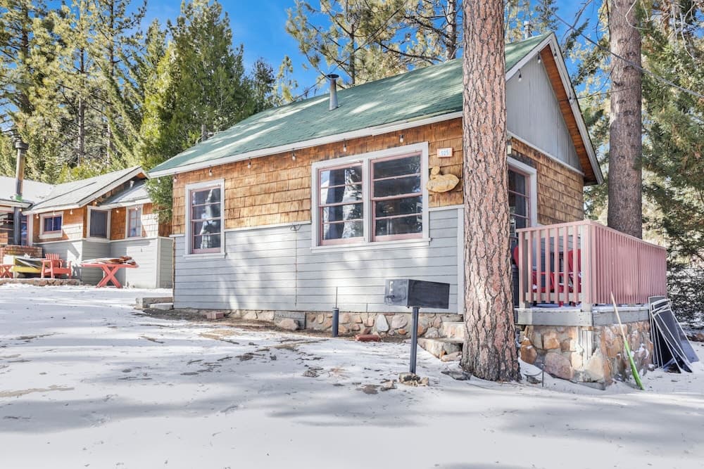 Shore Acres Lodge #452 interior in Big Bear Lake, CA — gallery photo 2