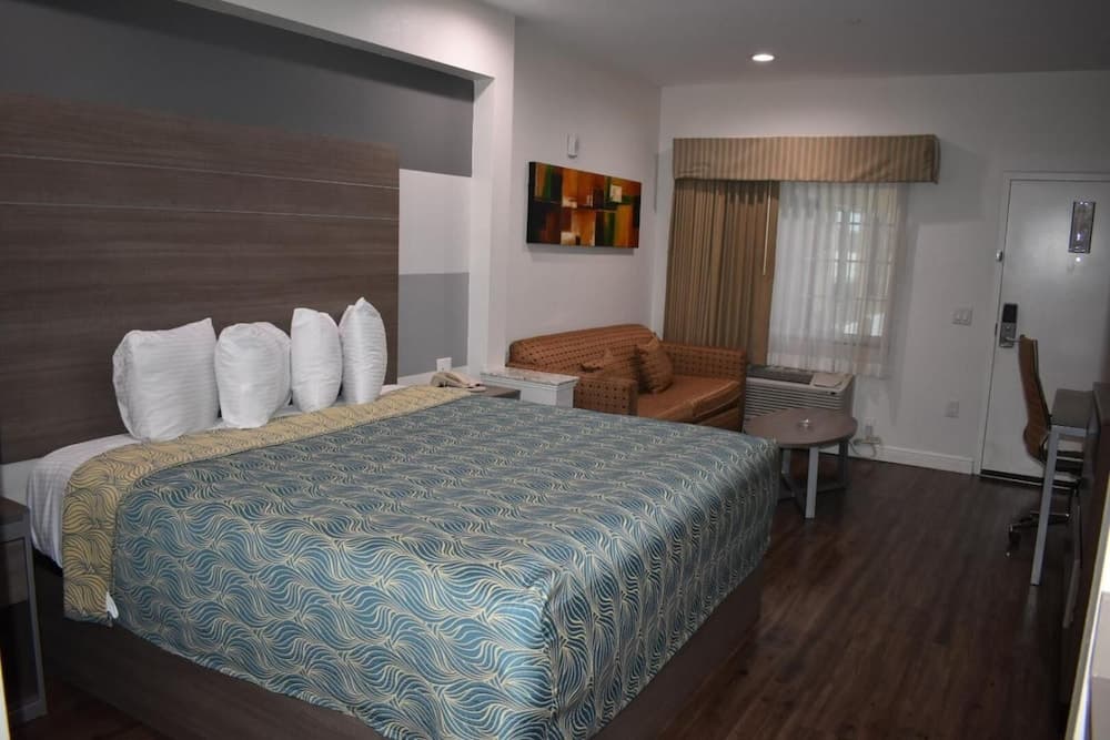 Grand Villa Inn & Suites - Humble interior in Humble, TX — gallery photo 2