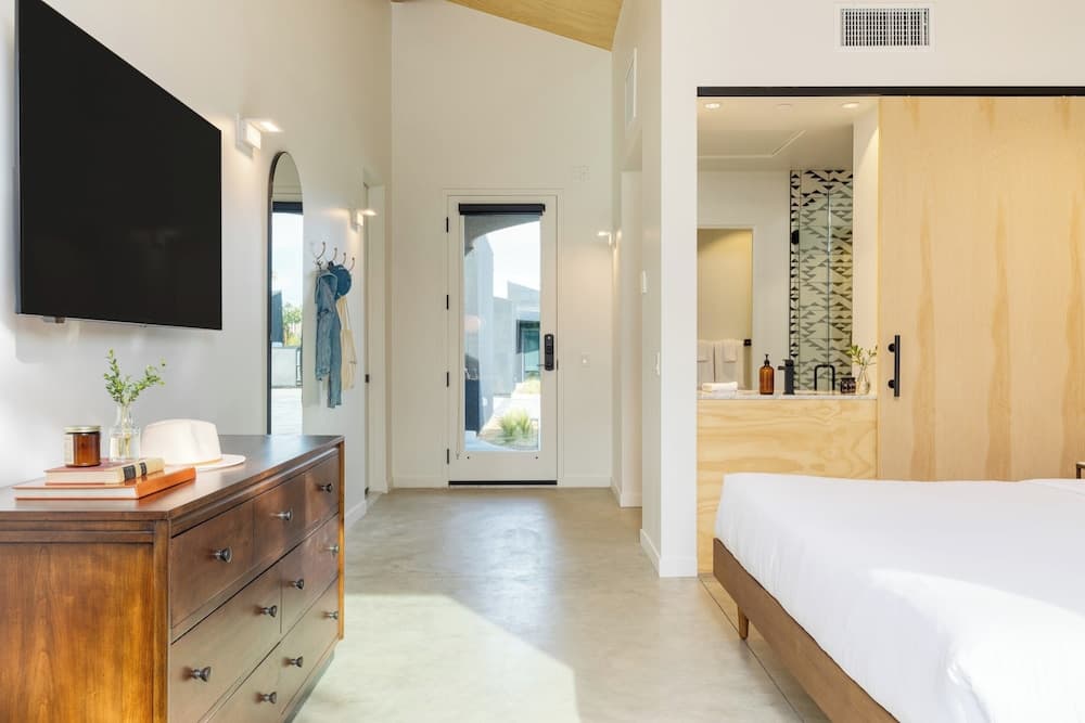 Blackhaus C & D Buyout by Avantstay Sleeps 16 interior in Palm Springs, CA — gallery photo 2