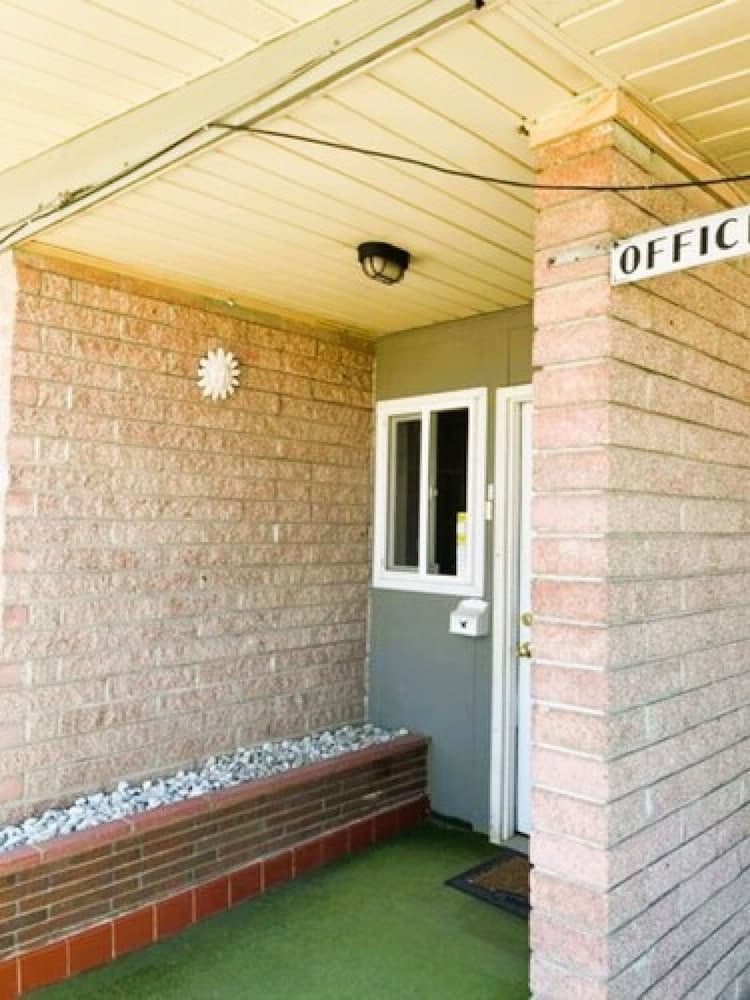 Love Hotels Desert Inn & RV by OYO at Boysen Wind River WY interior in Shoshoni, WY — gallery photo 2