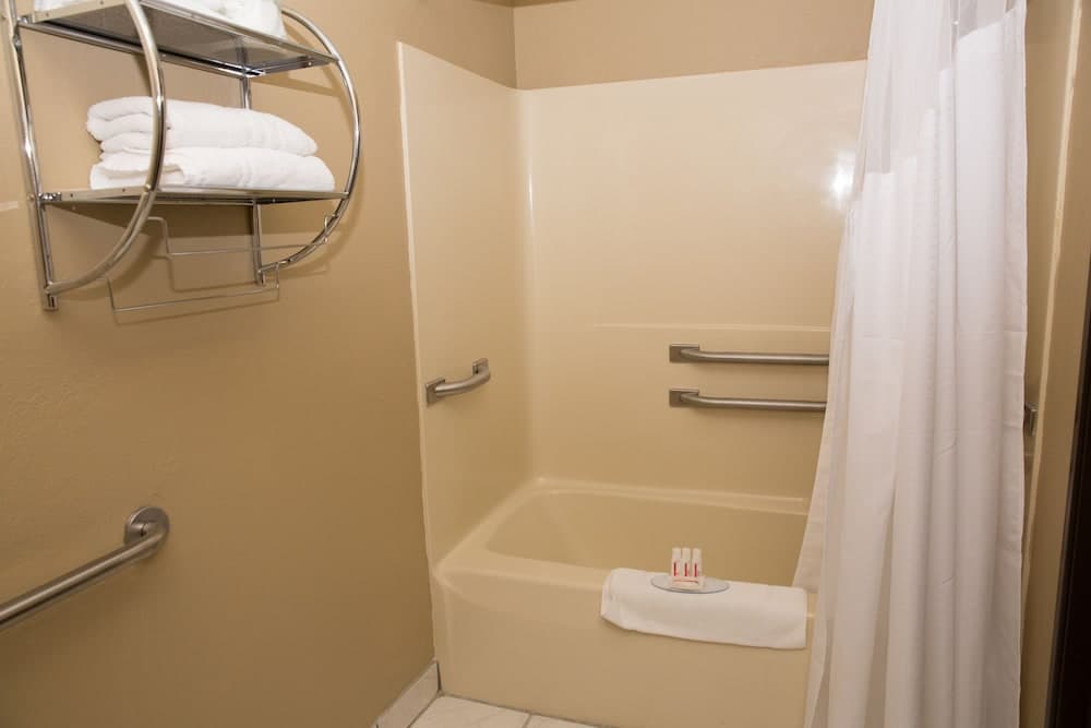 Econo Lodge Canton North interior in Canton, IL — gallery photo 2