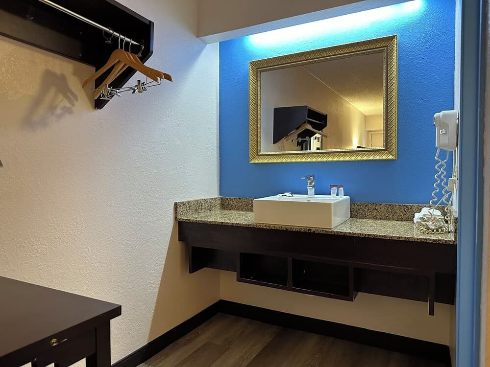 American Inn and Suites Bishop gallery photo in Flint, MI — image 7