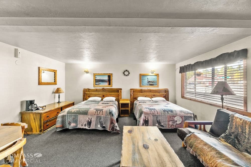 Willamette Pass Inn Chalets property views in Crescent, OR — gallery photo 3