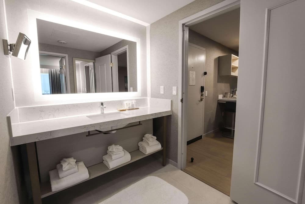 Radisson Plaza Hotel at Kalamazoo Center gallery photo in Kalamazoo, MI — image 18