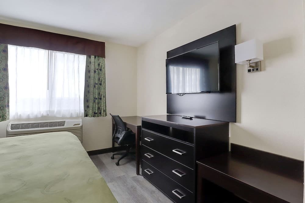 Quality Suites Albuquerque Airport interior in Albuquerque, NM — gallery photo 2