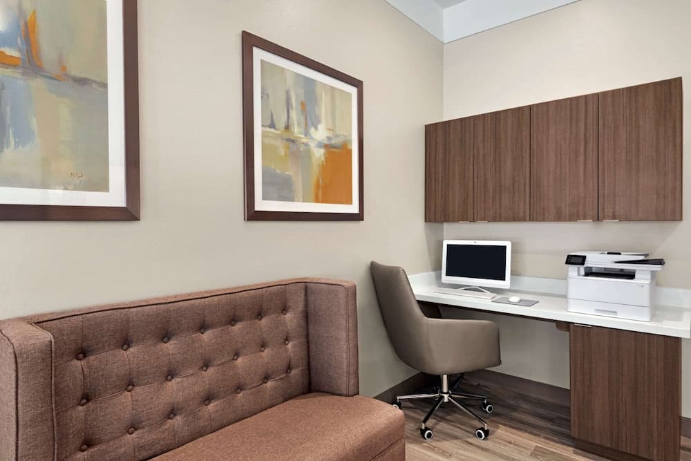 Days Inn & Suites by Wyndham Beaumont West / I-10 & Walden gallery photo in Beaumont, TX — image 29