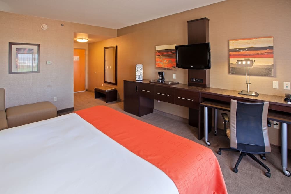 Holiday Inn Express and Suites Columbus Edinburgh by IHG interior in Edinburgh, IN — gallery photo 2