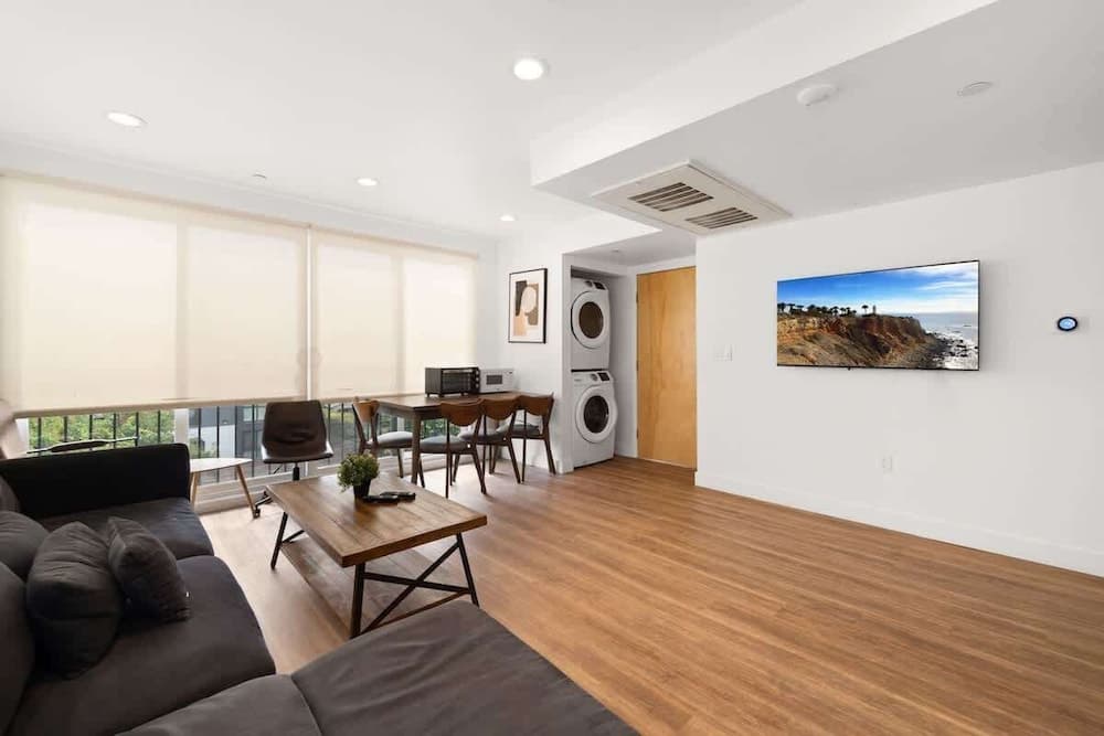 Modern Gateway USC property views in Los Angeles, CA — gallery photo 3