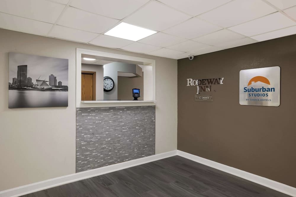 Suburban Studios Milwaukee Airport interior in Milwaukee, WI — gallery photo 2