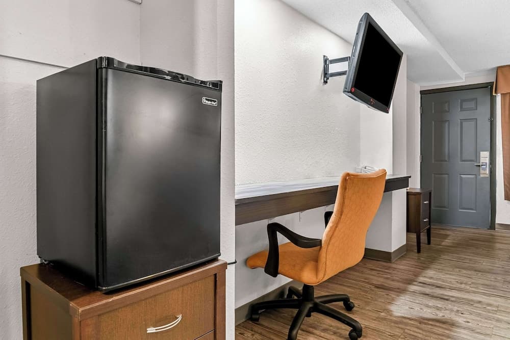 Rodeway Inn & Suites Saginaw I-675 gallery photo in Saginaw, MI — image 20