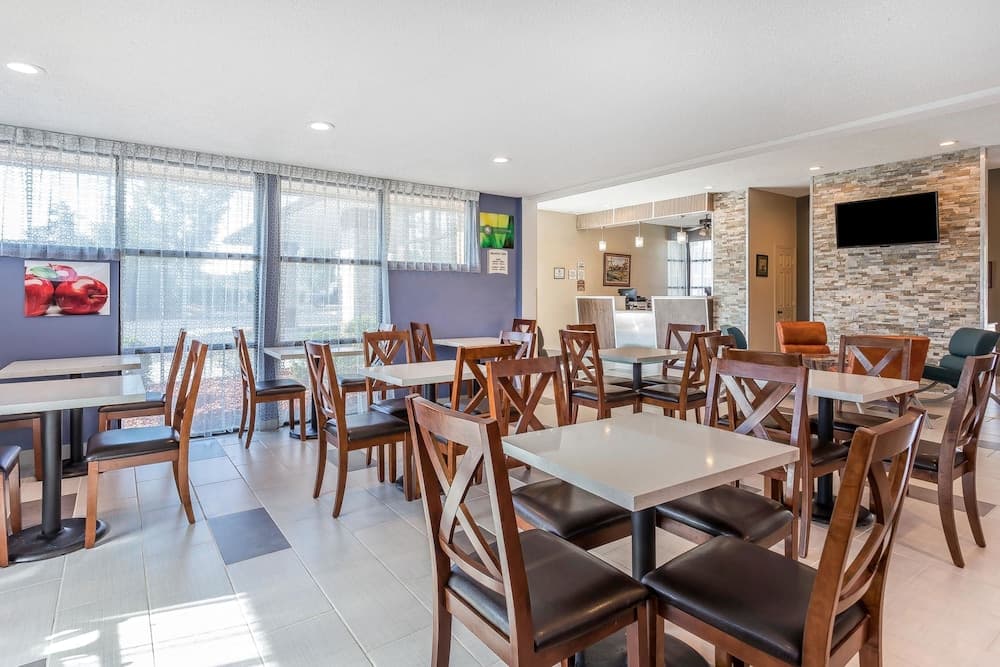Quality Inn Pinehurst Area interior in Aberdeen, NC — gallery photo 2
