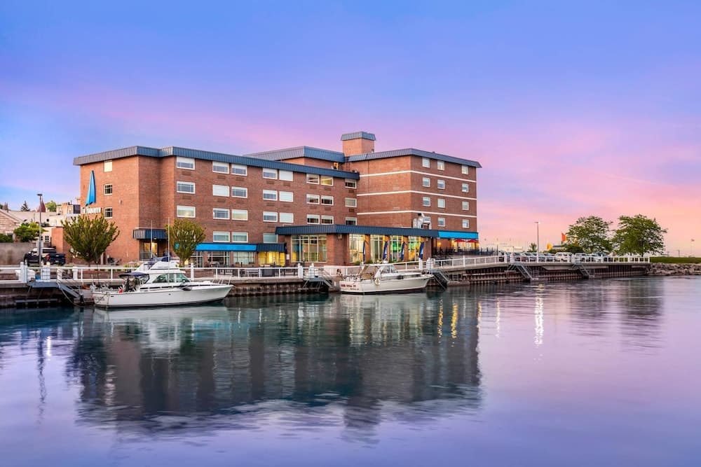 The Harborview on Lake Michigan, Ascend Hotel Collection featured exterior or lobby in Port Washington, WI — similar hotel