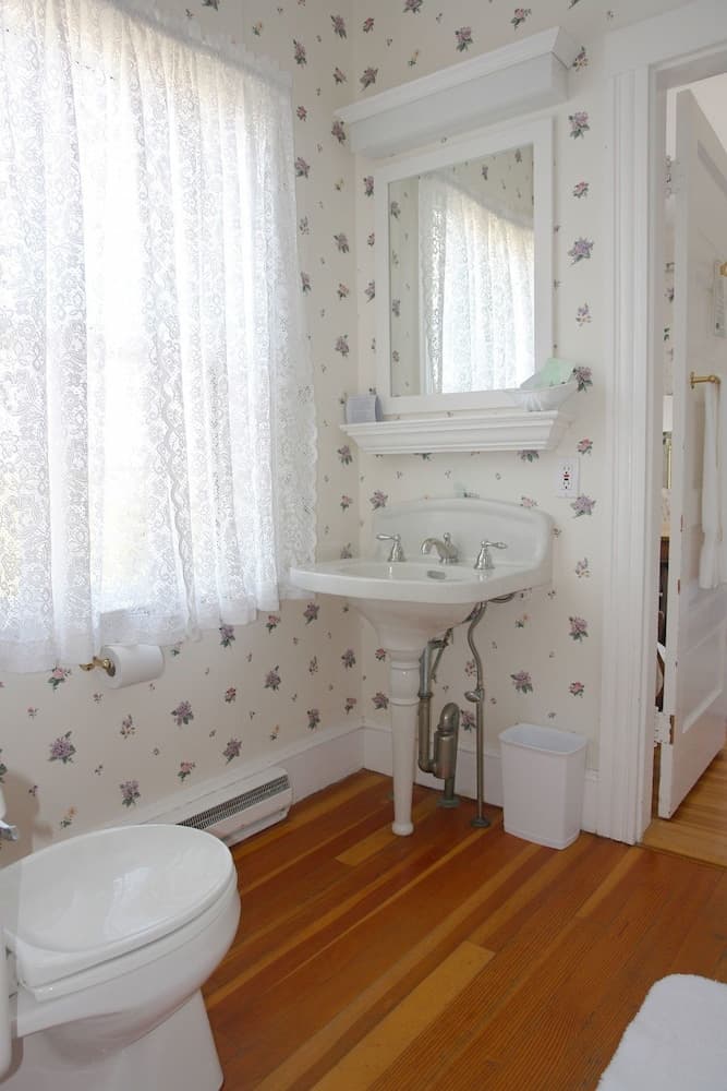 The Colony Hotel interior in Kennebunkport — gallery photo 2