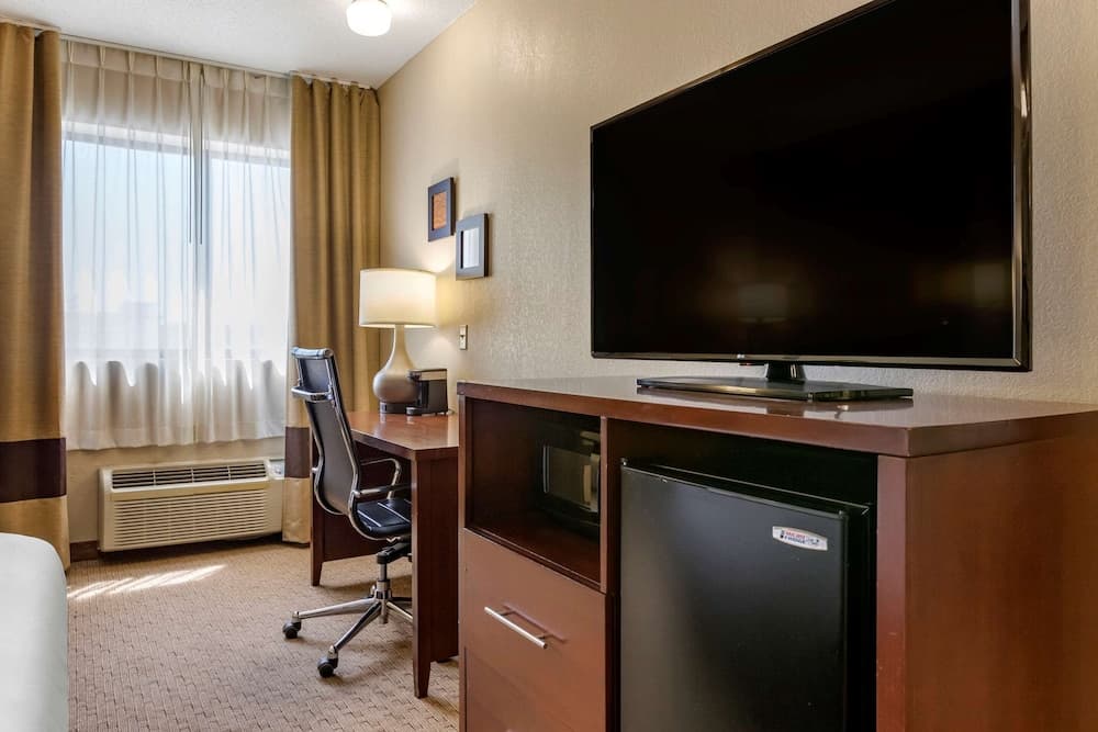 Comfort Inn Warren - Detroit North interior in Warren, MI — gallery photo 2