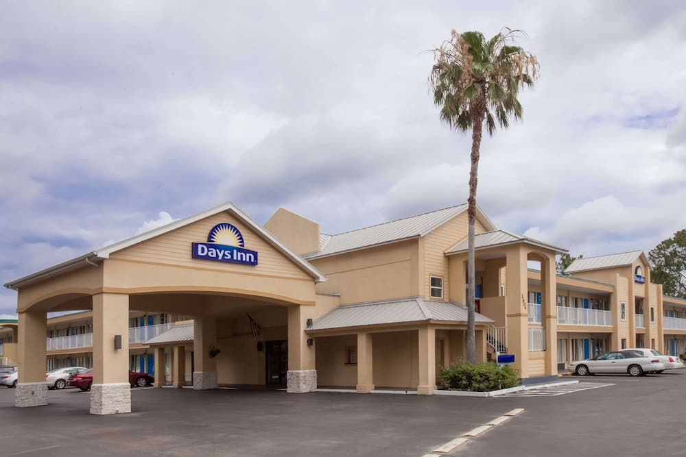 Econo Lodge Daytona Beach - Speedway featured exterior or lobby in Daytona Beach, FL — similar hotel