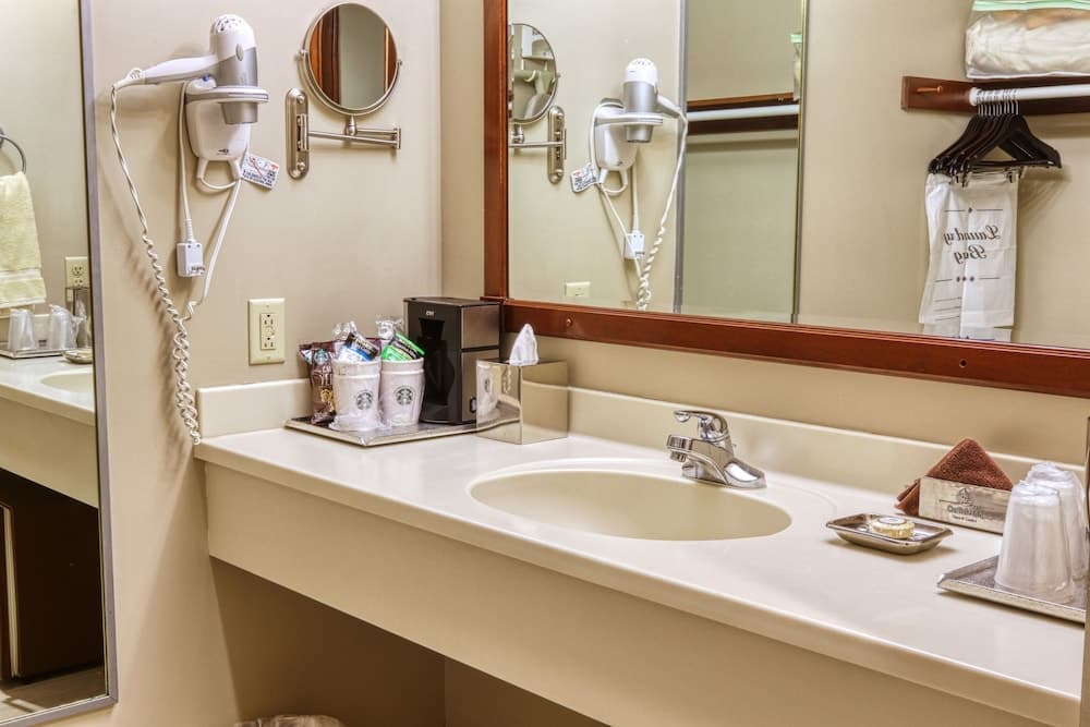 Carlisle Inn Walnut Creek property views in Millersburg, OH — gallery photo 3