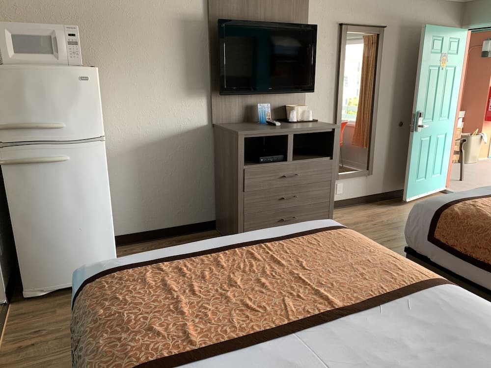 Dolphin Inn interior in Wildwood, NJ — gallery photo 2