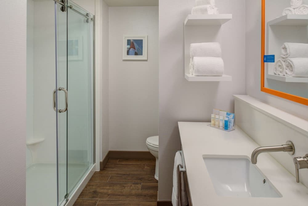 Hampton Inn & Suites Wixom interior in Wixom, MI — gallery photo 2