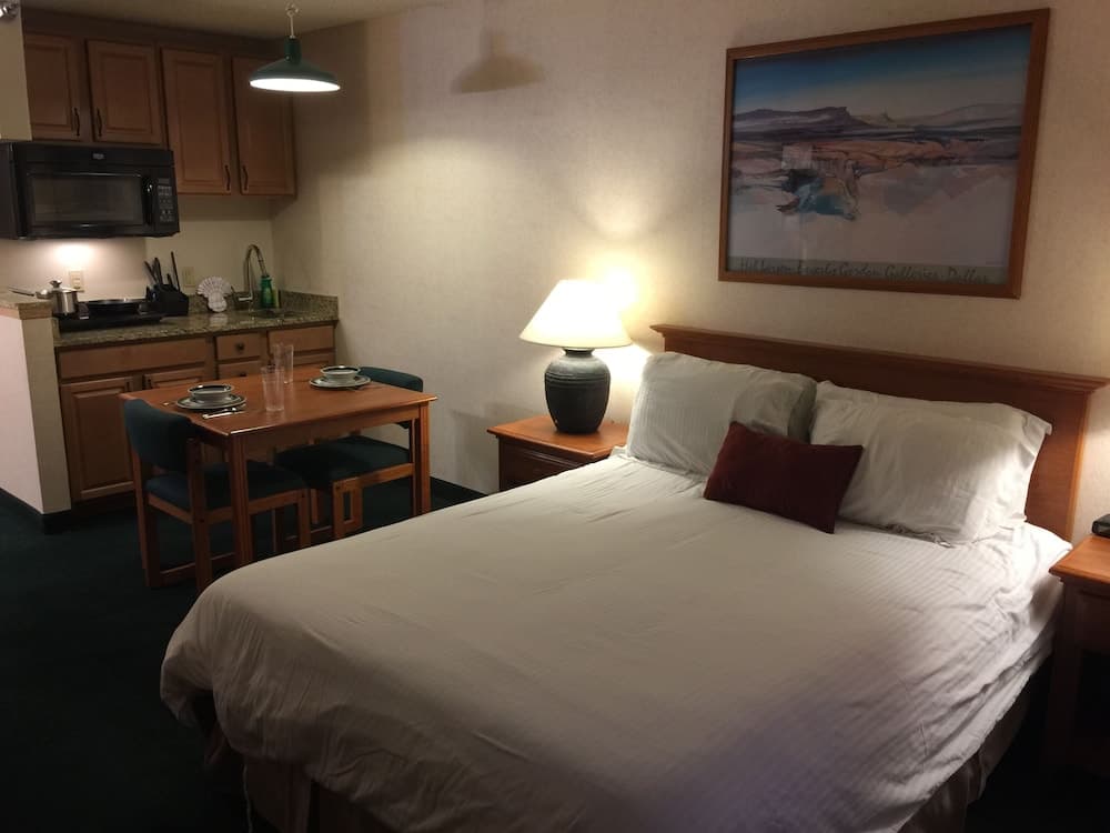 3 Peaks Lodge interior in Keystone, CO — gallery photo 2