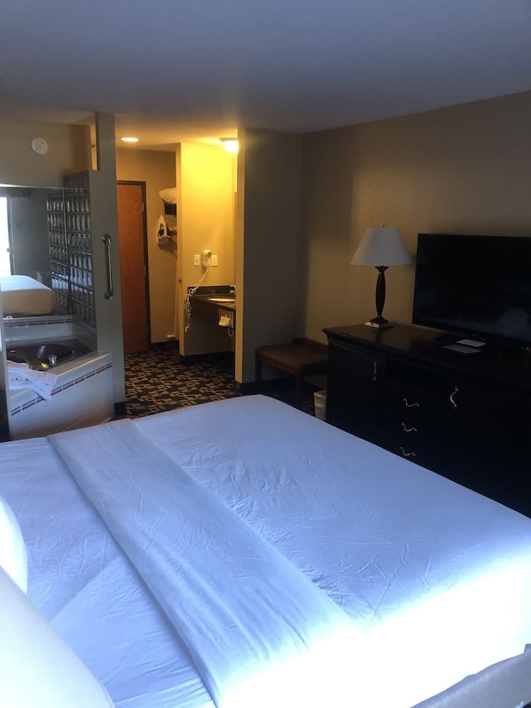 Express Suites Riverport Inn & Suites gallery photo in Winona, MN — image 55