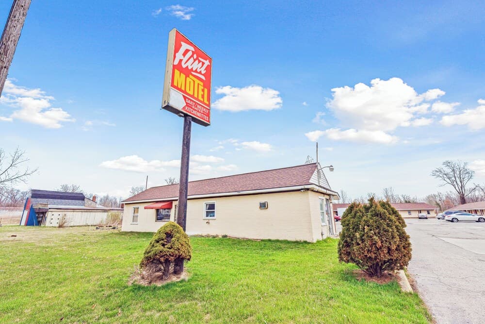 Flint Motel by OYO MI Near I-475 gallery photo in Flint, MI — image 35