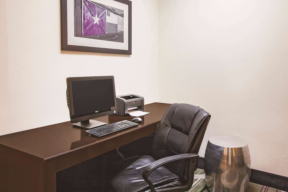 La Quinta Inn & Suites by Wyndham Beaumont West gallery photo in Beaumont, TX — image 26