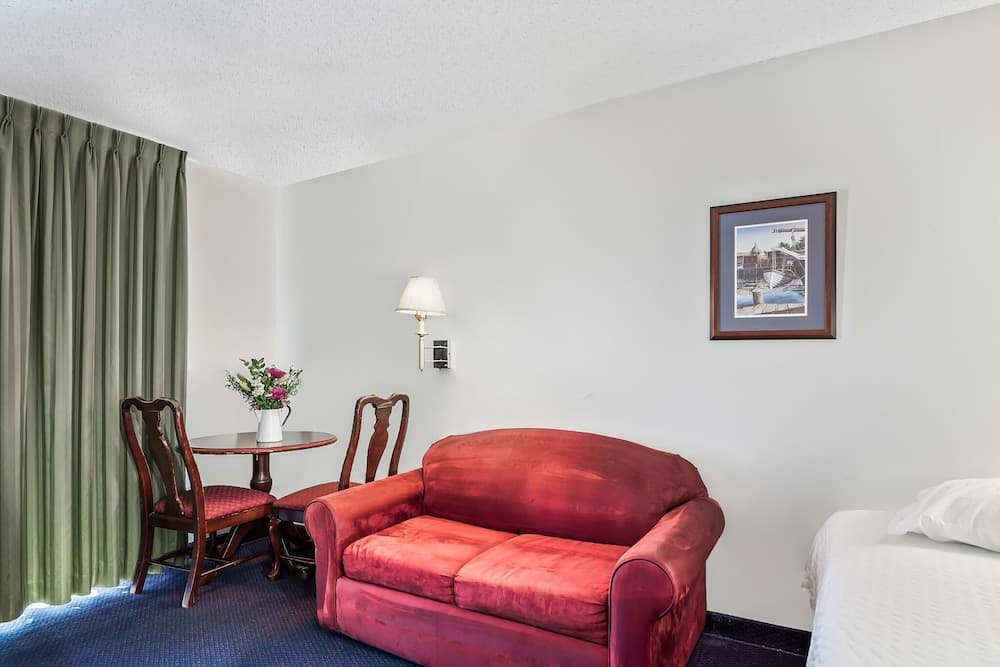 Second Conference Family Deluxe Bay View interior in North East, MD — gallery photo 2