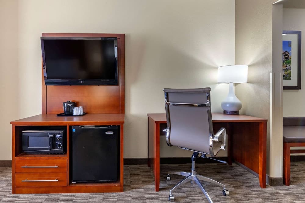 Comfort Suites Oshkosh West gallery photo in Oshkosh, WI — image 30