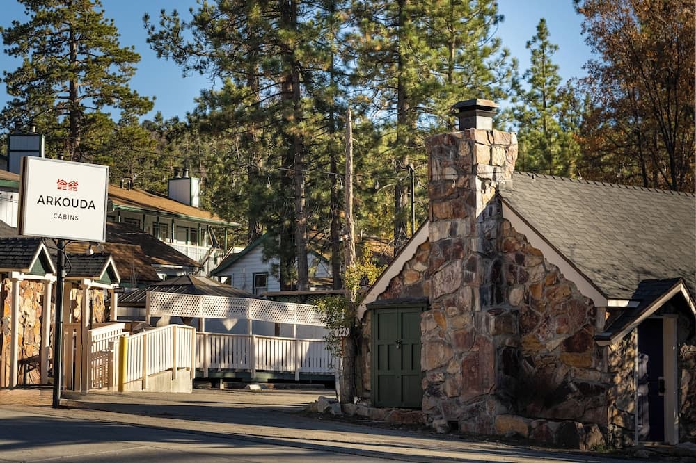 Arkouda Cabins interior in Big Bear Lake, CA — gallery photo 2