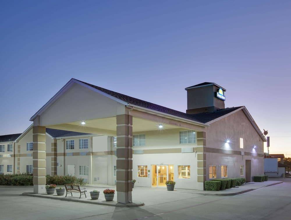 Days Inn by Wyndham Mesquite Rodeo TX gallery photo in Mesquite, TX — image 4