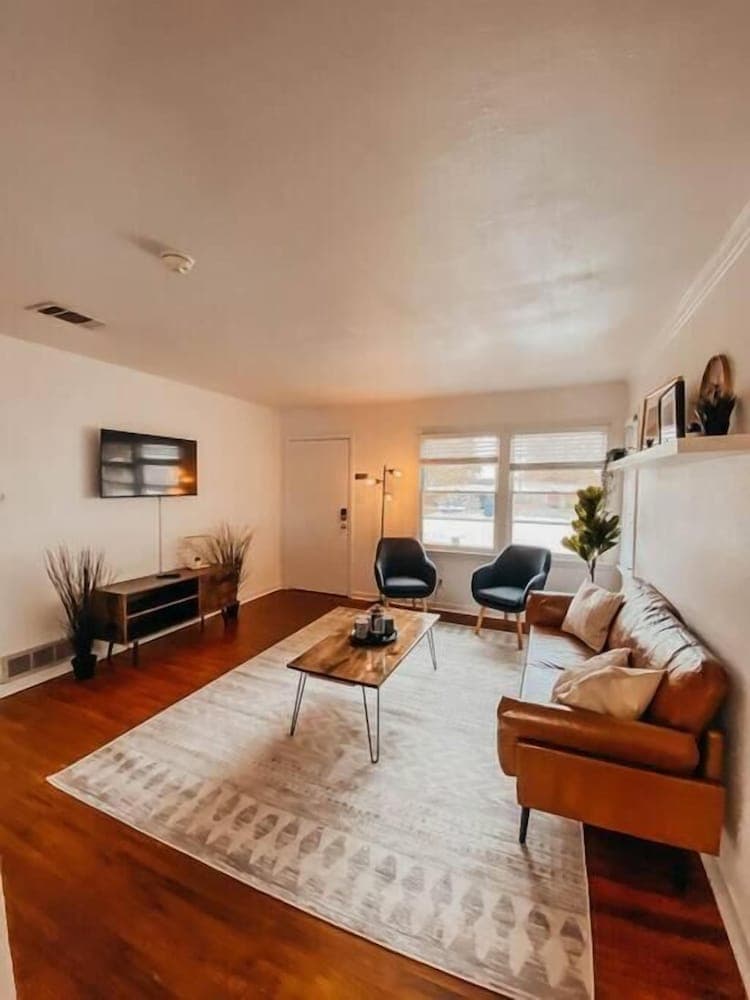 The Burrow-Cozy 3 BDRM HM - Free Parking — hotel in Waxahachie, Texas