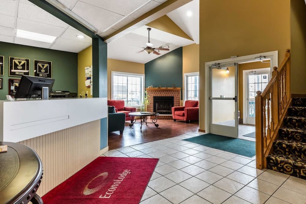 Econo Lodge Inn & Suites Dickson interior in Dickson, TN — gallery photo 2