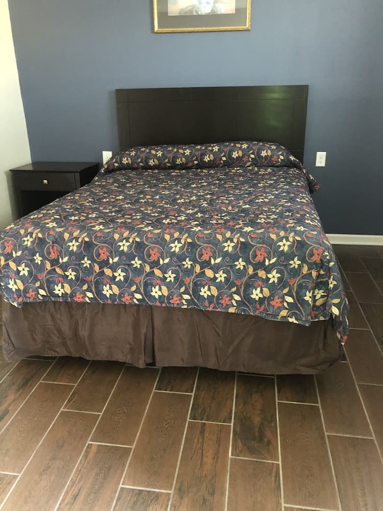 Economy Inn interior in Gonzales, LA — gallery photo 2