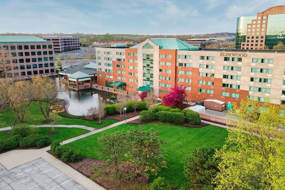 Elimwood Hotel, a Ramada by Wyndham — hotel in Maryland Heights, Missouri