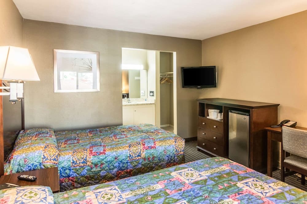 Rodeway Inn Regalodge gallery photo in Glendale, CA — image 13