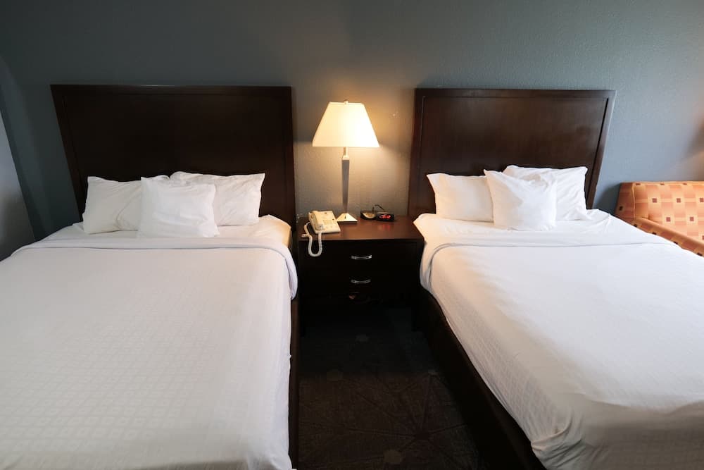 Baymont by Wyndham Flint Airport North gallery photo in Flint, MI — image 35