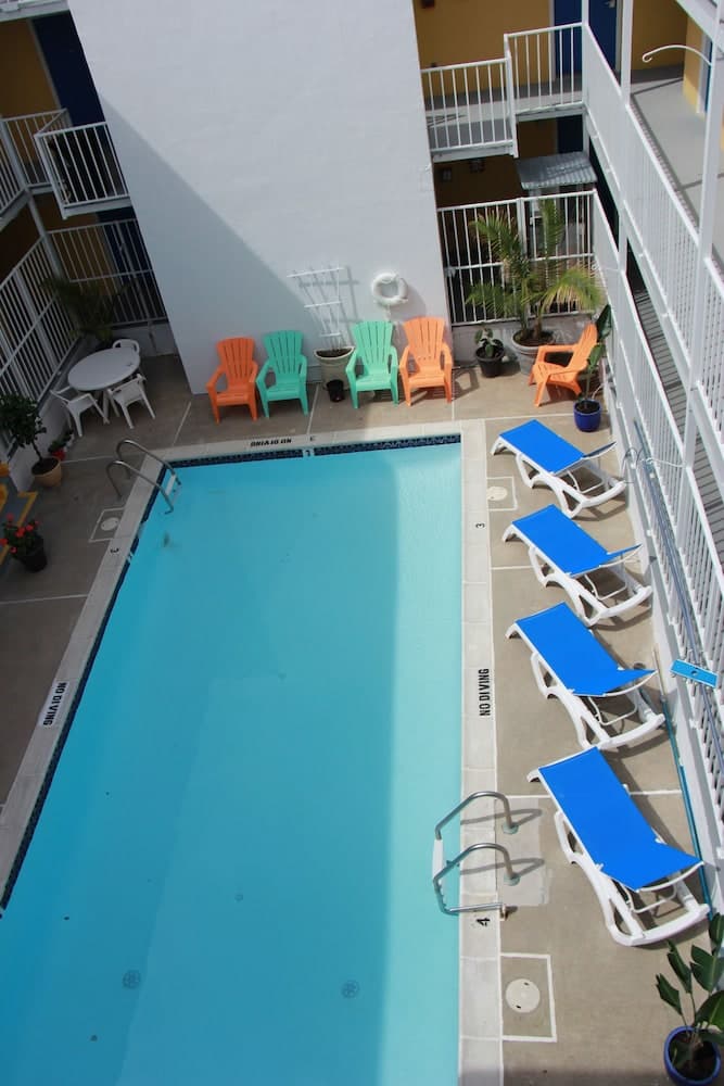 Seaside Inn interior in Fenwick Island, DE — gallery photo 2