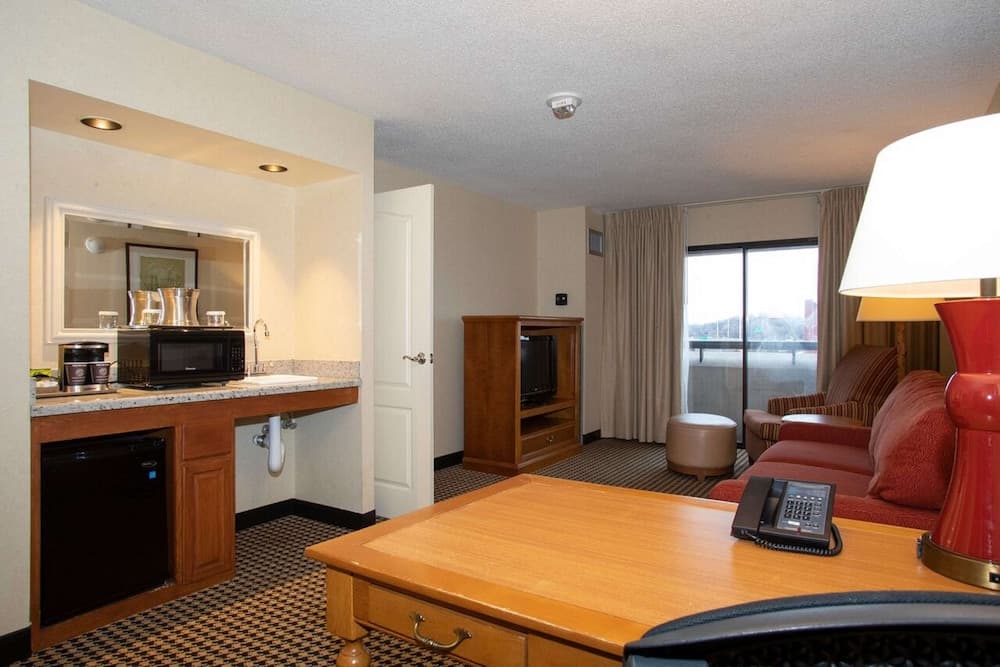 Hilton Chicago/Oak Brook Suites property views in Villa Park, IL — gallery photo 3