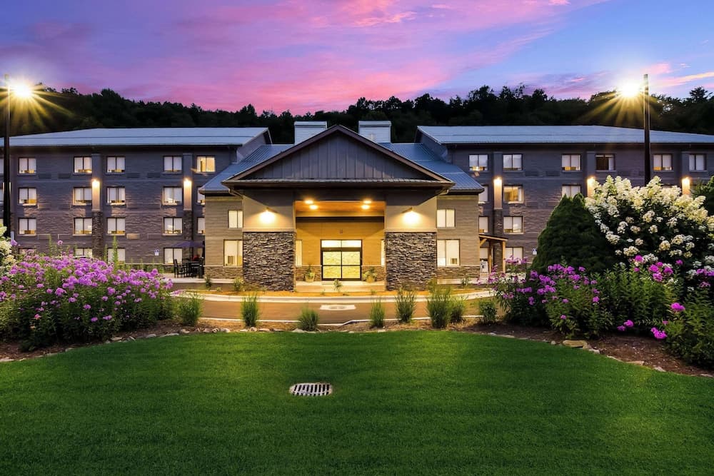 Graystone Lodge, an Ascend Collection Hotel featured exterior or lobby in Boone, NC — similar hotel