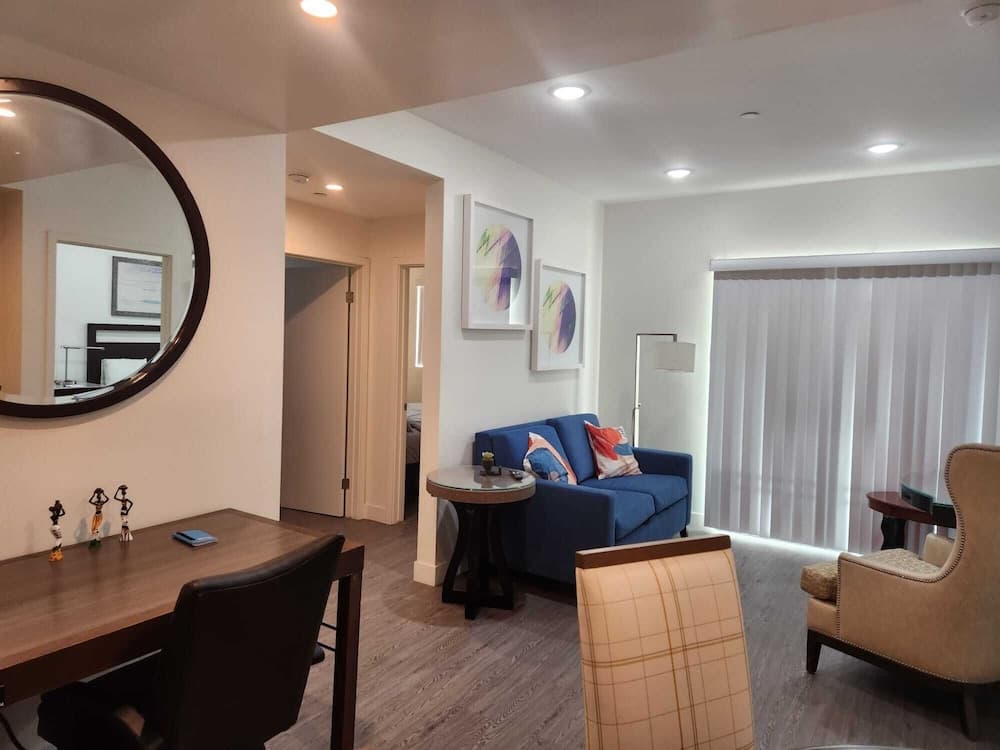 Urban Chic Apart-Hotels in Central LA featured exterior or lobby in Los Angeles, CA — similar hotel