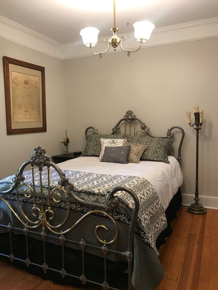 Iron Amethyst Inn   Boutique Hotel interior in Mazomanie, WI — gallery photo 2
