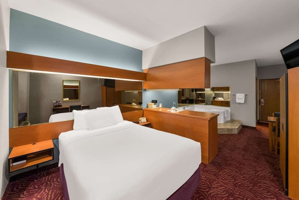 Econo Lodge Inn & Suites Mesquite - Dallas East gallery photo in Mesquite, TX — image 25